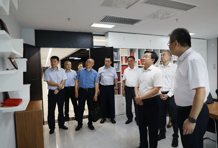集团董事长刘文强调研实业公司 参观党员活动室 2024.7.23-恢复的.png